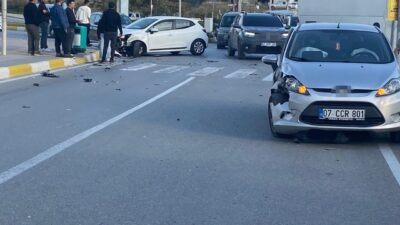 Manavgat ilçesinde meydana gelen trafik kazasında, iki aracın çarpışması sonucu