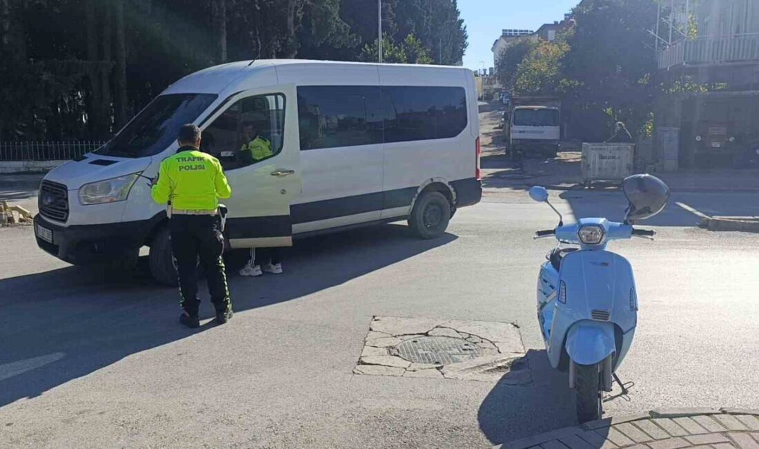 Manavgat ilçesinde meydana gelen trafik kazasında minibüs ile çarpışan bir