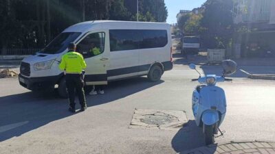 Manavgat ilçesinde meydana gelen trafik kazasında minibüs ile çarpışan bir