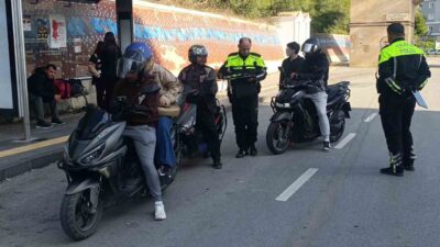 Manavgat İlçesi’nde yapılan denetimlerde motosiklet sürücülerinin kask ve eldiven kullanma