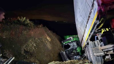 Manavgat ilçesinde meydana gelen trafik kazasında tır şarampole devrildi ve
