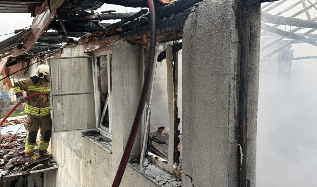 Manisa’nın Kula ilçesine bağlı Ahmetli Mahallesi’nde bulunan 2 katlı bir