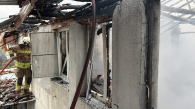 Manisa’nın Kula ilçesine bağlı Ahmetli Mahallesi’nde bulunan 2 katlı bir