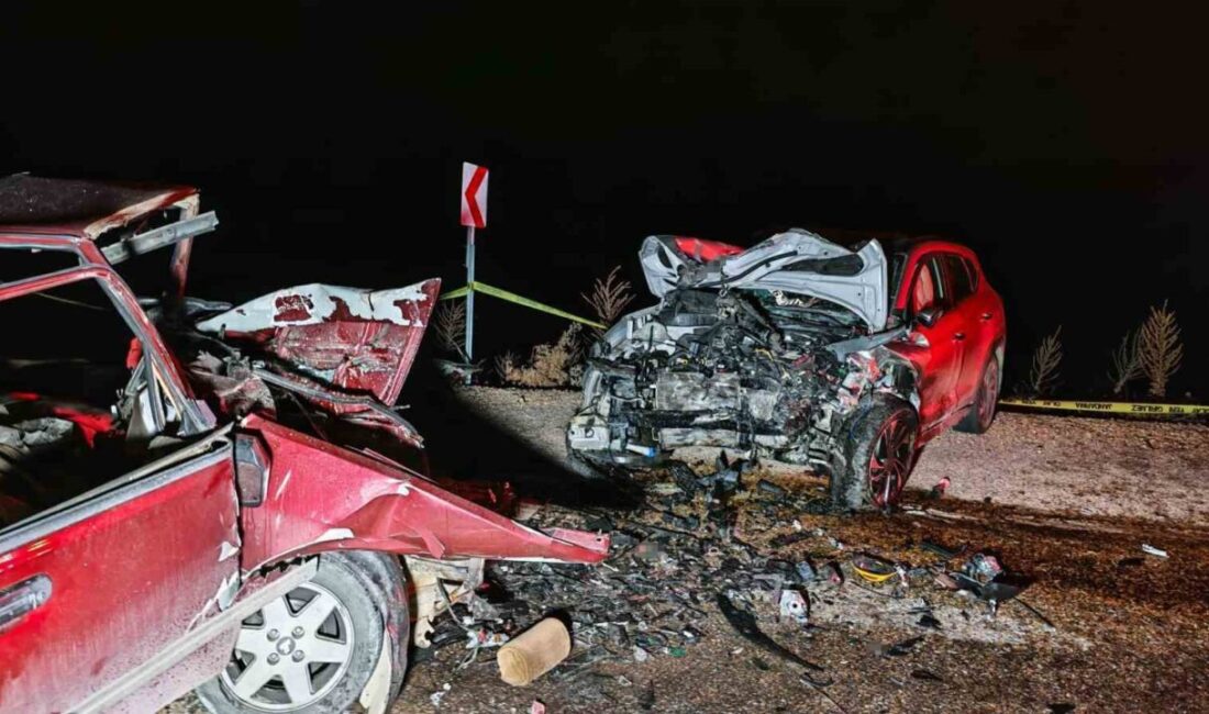 Manisa’nın Demirci ilçesinde meydana gelen trafik kazasında, iki otomobil çarpıştı