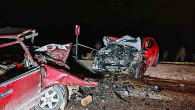 Manisa’nın Demirci ilçesinde meydana gelen trafik kazasında, iki otomobil çarpıştı