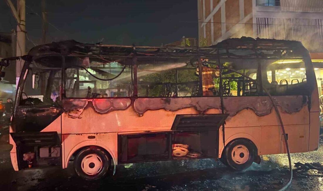 Manisa’nın Turgutlu ilçesinde işçileri taşımak için kullanılan bir servis otobüsü,