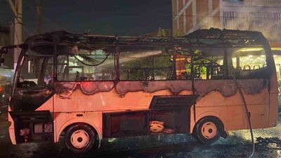 Manisa’nın Turgutlu ilçesinde işçileri taşımak için kullanılan bir servis otobüsü,