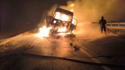Nusaybin ilçesinde meydana gelen bir trafik kazasında iki tır çarpıştı