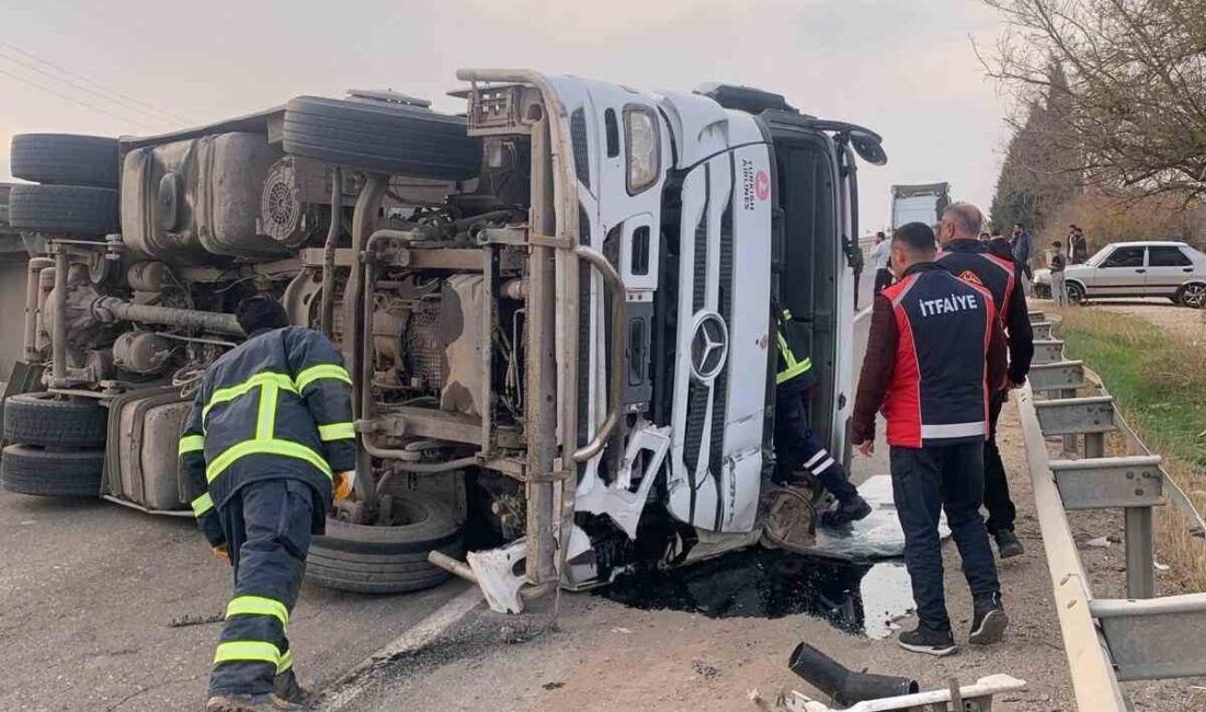 Mardin’in Kızıltepe ilçesinde, yol üzerinde devrilen ve akaryakıt yüklü olduğu
