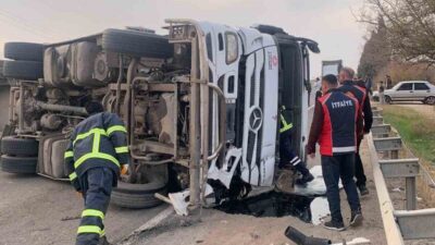 Mardin’in Kızıltepe ilçesinde, yol üzerinde devrilen ve akaryakıt yüklü olduğu