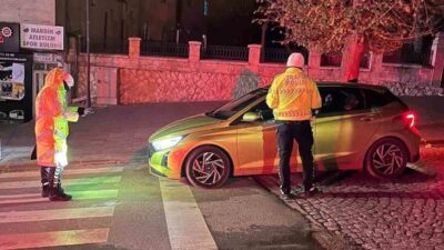 Mardin’in Artuklu ilçesinde, yüksek sesle müzik yayını yapan ve trafik