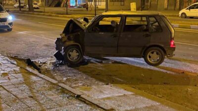 Midyat ilçesinde meydana gelen trafik kazasında, park halindeki bir hafif