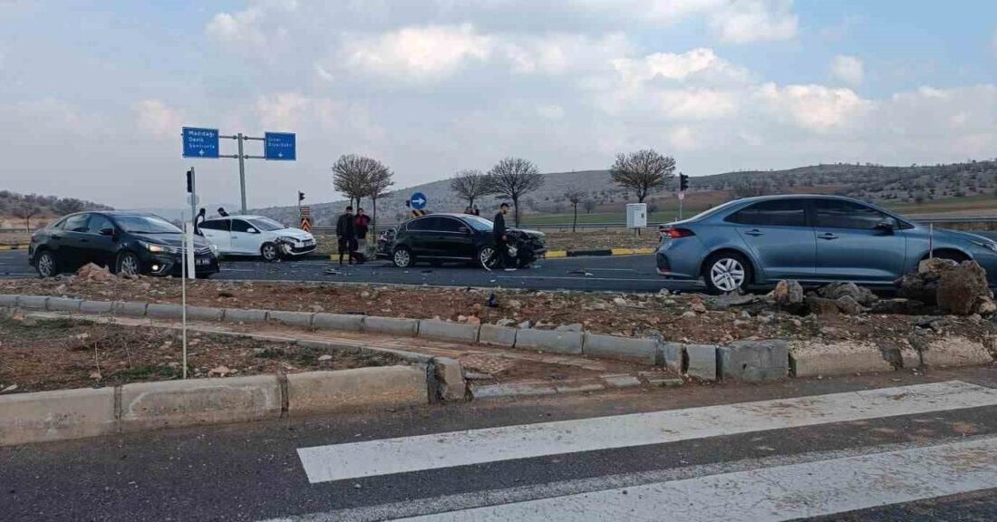 Mardin-Diyarbakır karayolunda, Mazıdağı Üçyolu mevkiinde meydana gelen zincirleme trafik kazasında