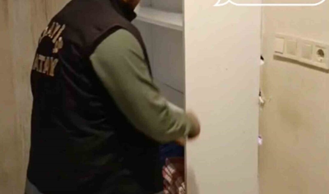 Hatay’da bir masaj salonunda gerçekleştirilen fuhuş operasyonunda, dolap arkasındaki gizli