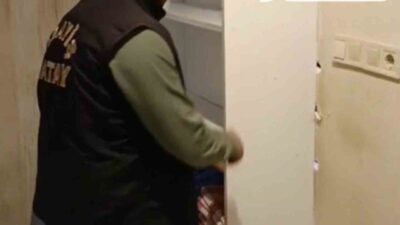 Hatay’da bir masaj salonunda gerçekleştirilen fuhuş operasyonunda, dolap arkasındaki gizli