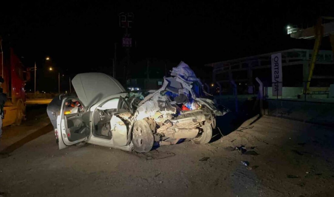 Muğla-Aydın karayolunda Bayır Mahallesi mevkiinde meydana gelen trafik kazasında, otomobilin