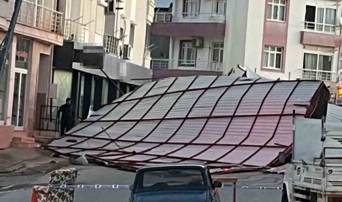 Mersin’in Mut ilçesinde yaşanan şiddetli fırtına, bir binanın çatısını yola