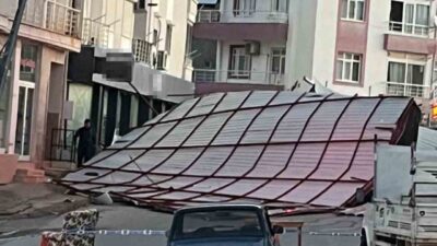 Mersin’in Mut ilçesinde yaşanan şiddetli fırtına, bir binanın çatısını yola
