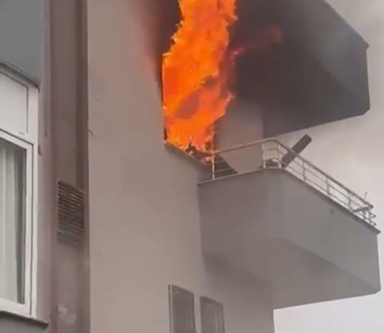 Mersin’in Erdemli ilçesinde bulunan bir binanın üst katında çıkan yangın,