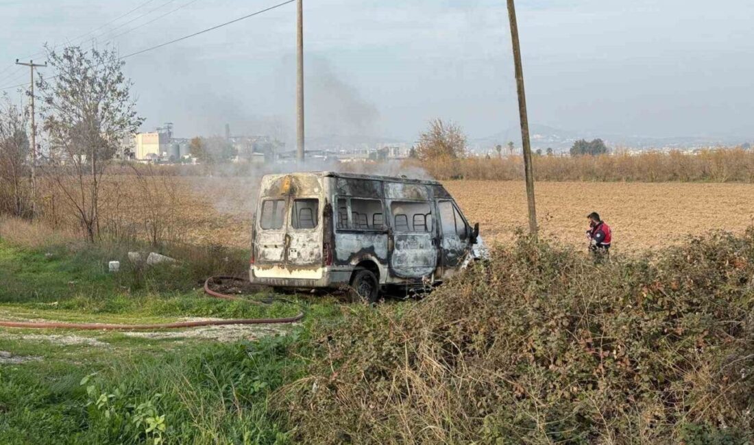 Mersin’in Tarsus ilçesinde bir minibüs yangın sonucu zarar gördü. Minibüs,