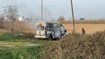 Mersin’in Tarsus ilçesinde bir minibüs yangın sonucu zarar gördü. Minibüs,