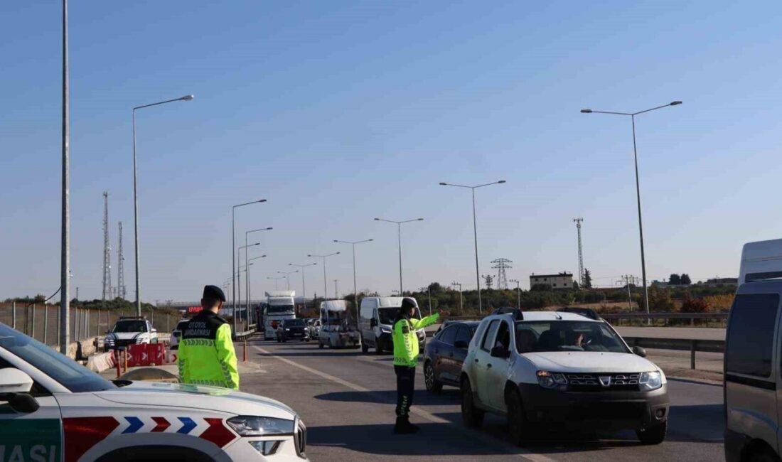 Mersin İl Jandarma Komutanlığı’na bağlı Otoyol Jandarması ekipleri, vatandaşların güvenli