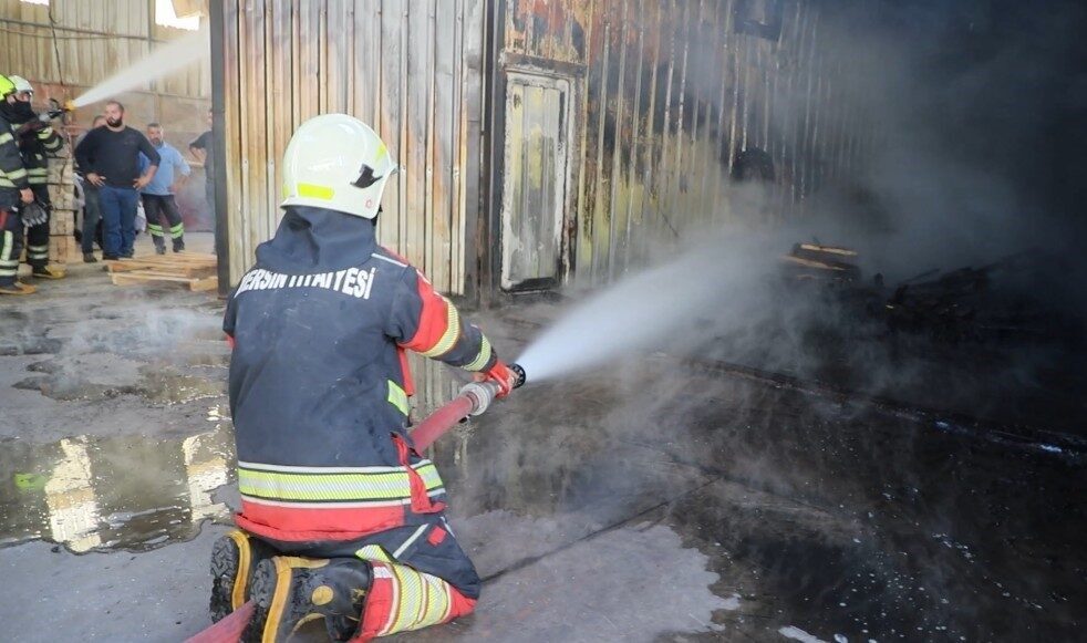 Mersin’deki bir palet üretim tesisinde meydana gelen yangın, itfaiye ekiplerinin