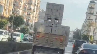 Mersin’de bir kamyon sürücüsü, Kuvayi Milliye Caddesi’nde tehlikeli yükleme yaparak