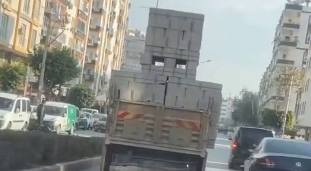 Mersin’de bir kamyon sürücüsü, Kuvayi Milliye Caddesi’nde tehlikeli yükleme yaparak