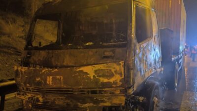 Mersin’de bir otoyol girişine yakın noktada güneş paneli yüklü bir