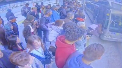 Zeytinburnu’nda bulunan Cevizlibağ metrobüs durağında bekleyen genç bir kız, aniden