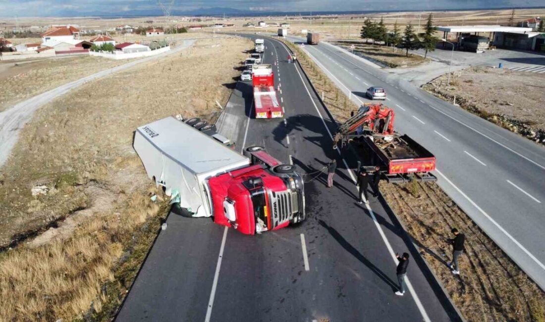 Afyonkarahisar’da meydana gelen trafik kazasında yaklaşık 20 ton meyve ziyan