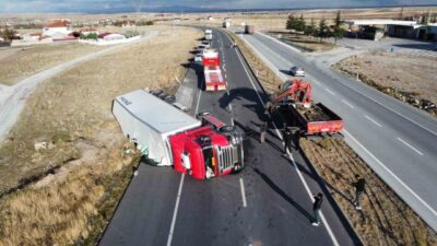 Afyonkarahisar’da meydana gelen trafik kazasında yaklaşık 20 ton meyve ziyan