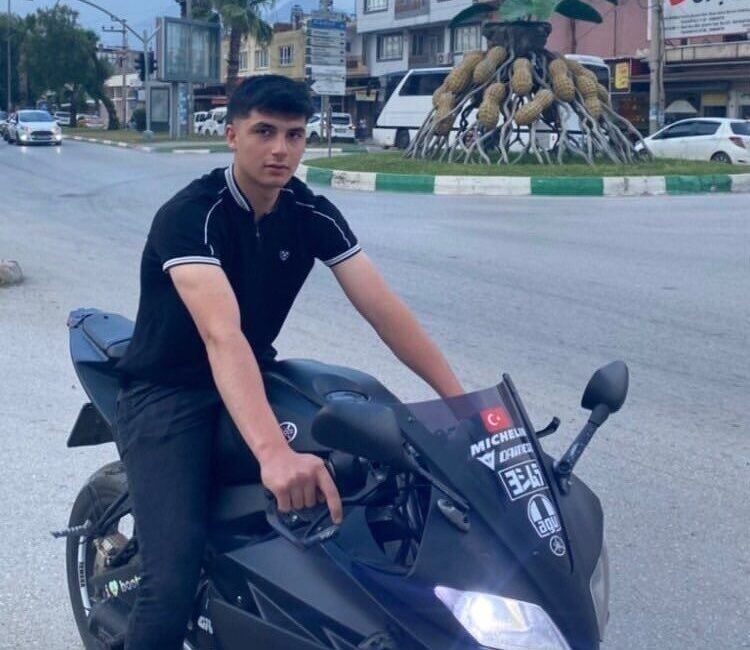 Osmaniye’de mezarlıkta park halindeki bir araçta boğazları kesilmiş halde bulunan