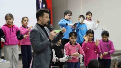 Kırşehir’de bir matematik öğretmeni, mezun olduğu Cumhuriyet İlköğretim Okulu’nda düzenlenen