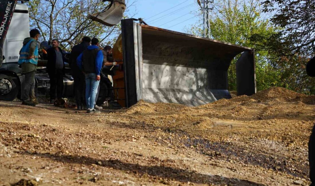 Kocaeli’nin İzmit ilçesinde bir kamyonun mıcır yüklü dorsesinin devrilmesi sonucu