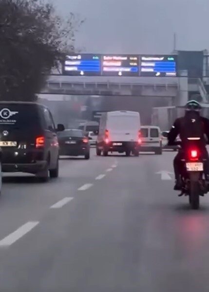 Konya’da bir minibüs sürücüsü, Karatay ilçesinde Adana Çevre Yolu Caddesi’nde