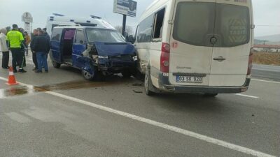 Afyonkarahisar’da meydana gelen trafik kazasında, bir yolcu minibüsü ile başka