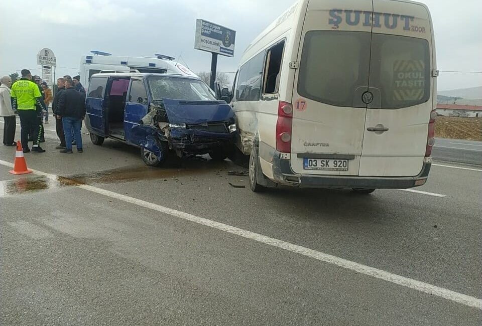 Afyonkarahisar’da meydana gelen trafik kazasında, bir yolcu minibüsü ile başka