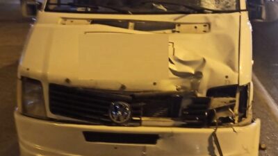 Mersin’de bir minibüs, dün akşam Huzurkent Mahallesi’nde D-400 karayolunda karşı