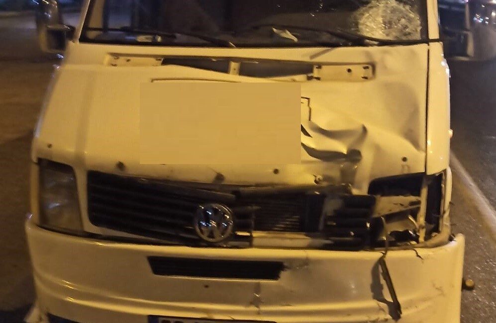 Mersin’de bir minibüs, dün akşam Huzurkent Mahallesi’nde D-400 karayolunda karşı