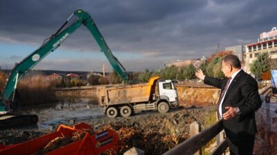 Gölbaşı Belediyesi, Mogan Gölü’nün Sahil Caddesi kıyısında gerçekleştirdiği temizlik çalışmalarını