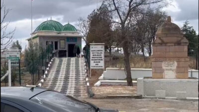 Yozgat–Ankara yolu üzerinde  Yerköy’e yaklaşık 15 kilometre mesafede bulunan Molla