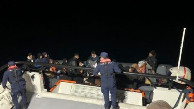 Bodrum, Muğla ilçesi açıklarında motor arızası nedeniyle sürüklenen bir teknedeki