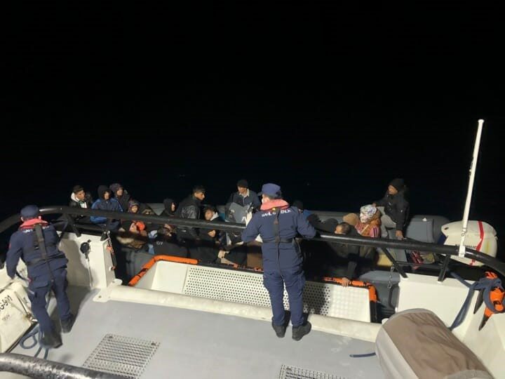 Bodrum, Muğla ilçesi açıklarında motor arızası nedeniyle sürüklenen bir teknedeki