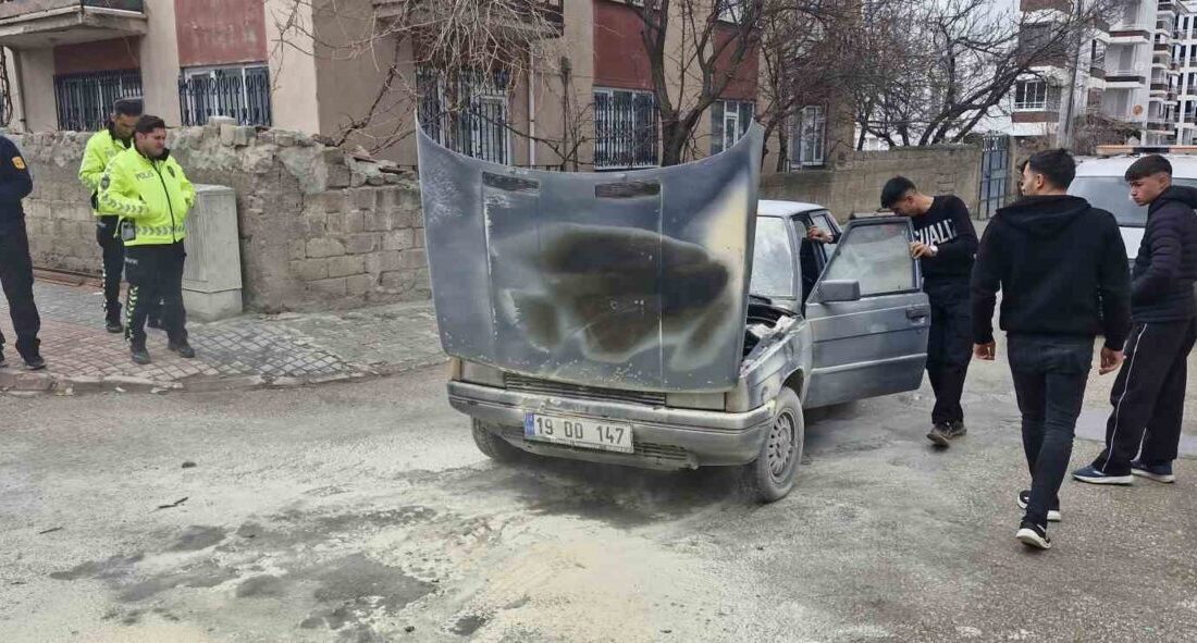 Çorum’un Alaca ilçesinde bir otomobil seyir halindeyken motor kısmında başlayan