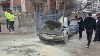 Çorum’un Alaca ilçesinde bir otomobil seyir halindeyken motor kısmında başlayan