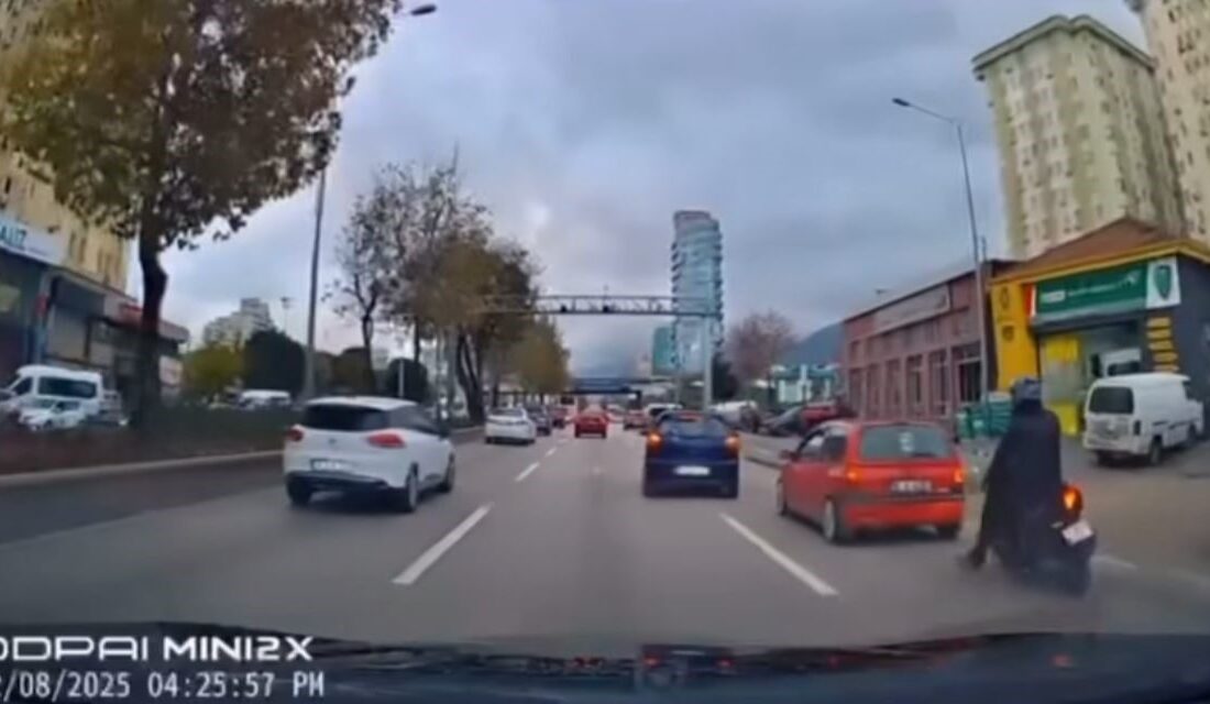 Bursa’da bir motosiklet sürücüsü, önündeki araca çarpmamak için ani bir
