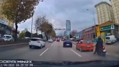 Bursa’da bir motosiklet sürücüsü, önündeki araca çarpmamak için ani bir