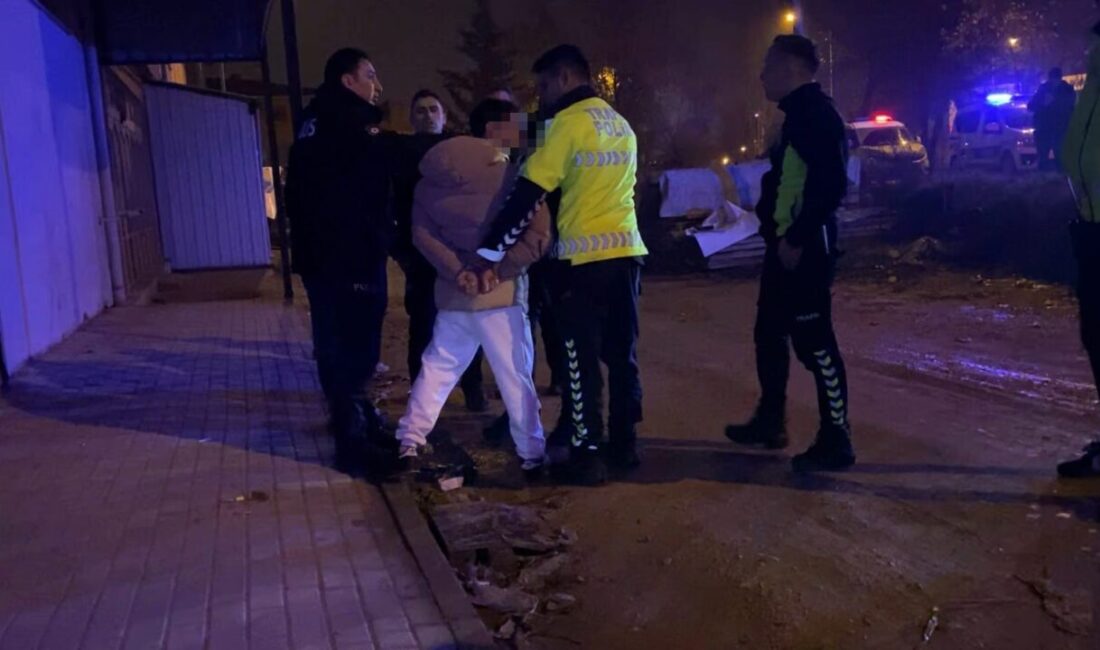 Bursa’nın İnegöl ilçesinde trafik polisleri tarafından durdurulan alkollü sürücü ve